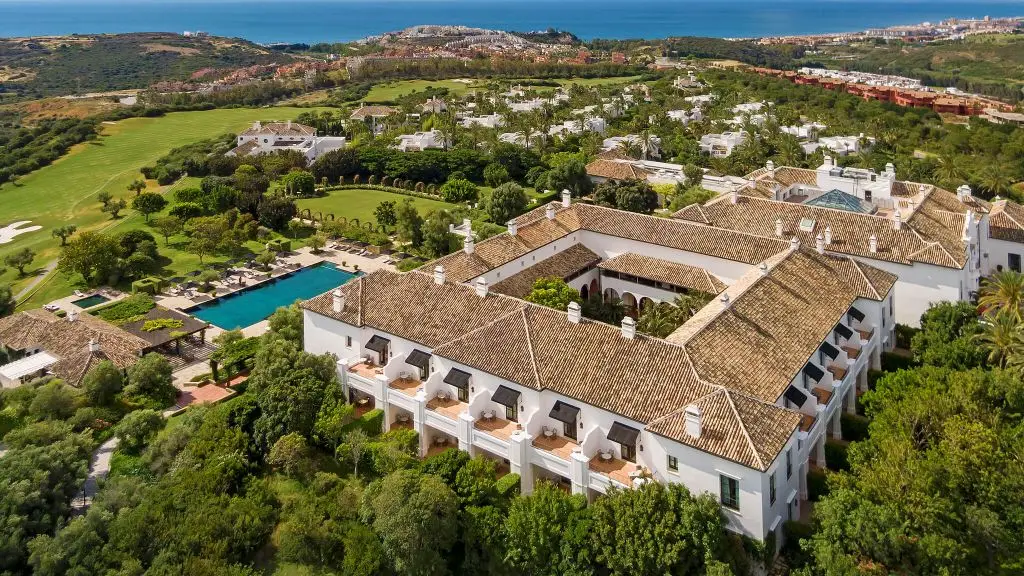 Luchtfoto Finca Cortesín nabij Nalu Suites Casares met golfbanen en luxe faciliteiten