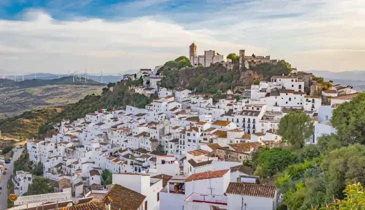 Uitzicht op Casares Pueblo, wit bergdorp nabij Nalu Suites Casares