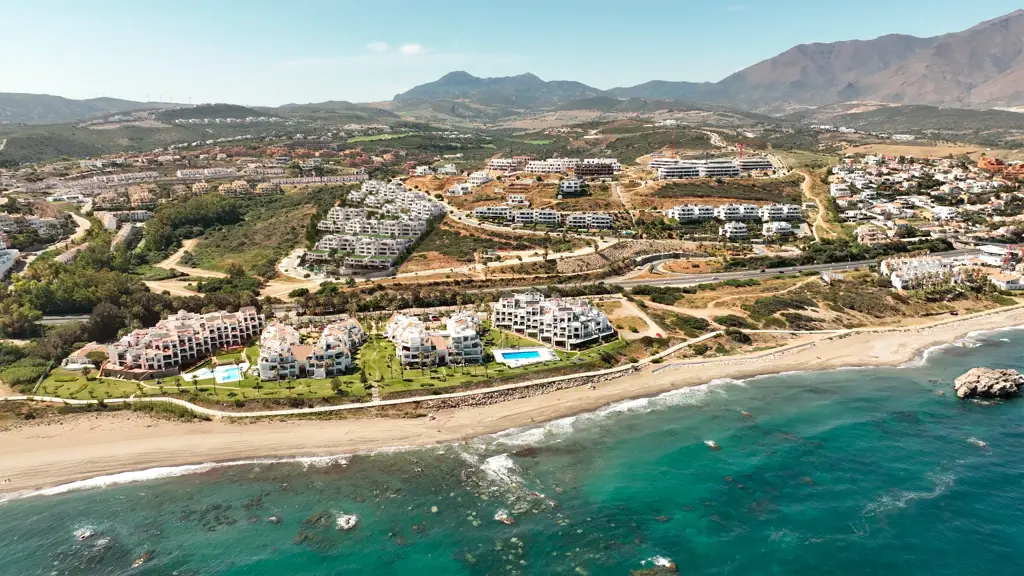 Casares kustlijn aan de Costa del Sol met stranden en nieuwbouwprojecten zoals Nalu Suites