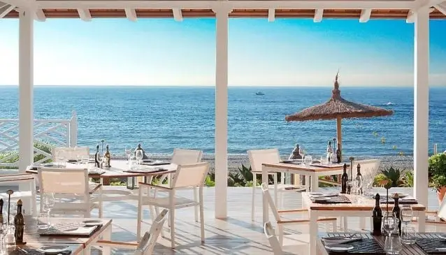 Restaurant aan zee nabij Nalu Suites Casares met uitzicht op Middellandse Zee